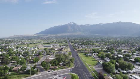 hermosa ciudad de utah de ogden en el condado de weber, paisaje aéreo de drones