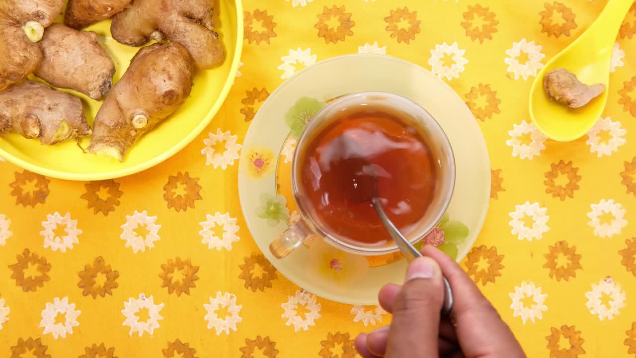Inkivääritee tuoreella inkiväärillä
