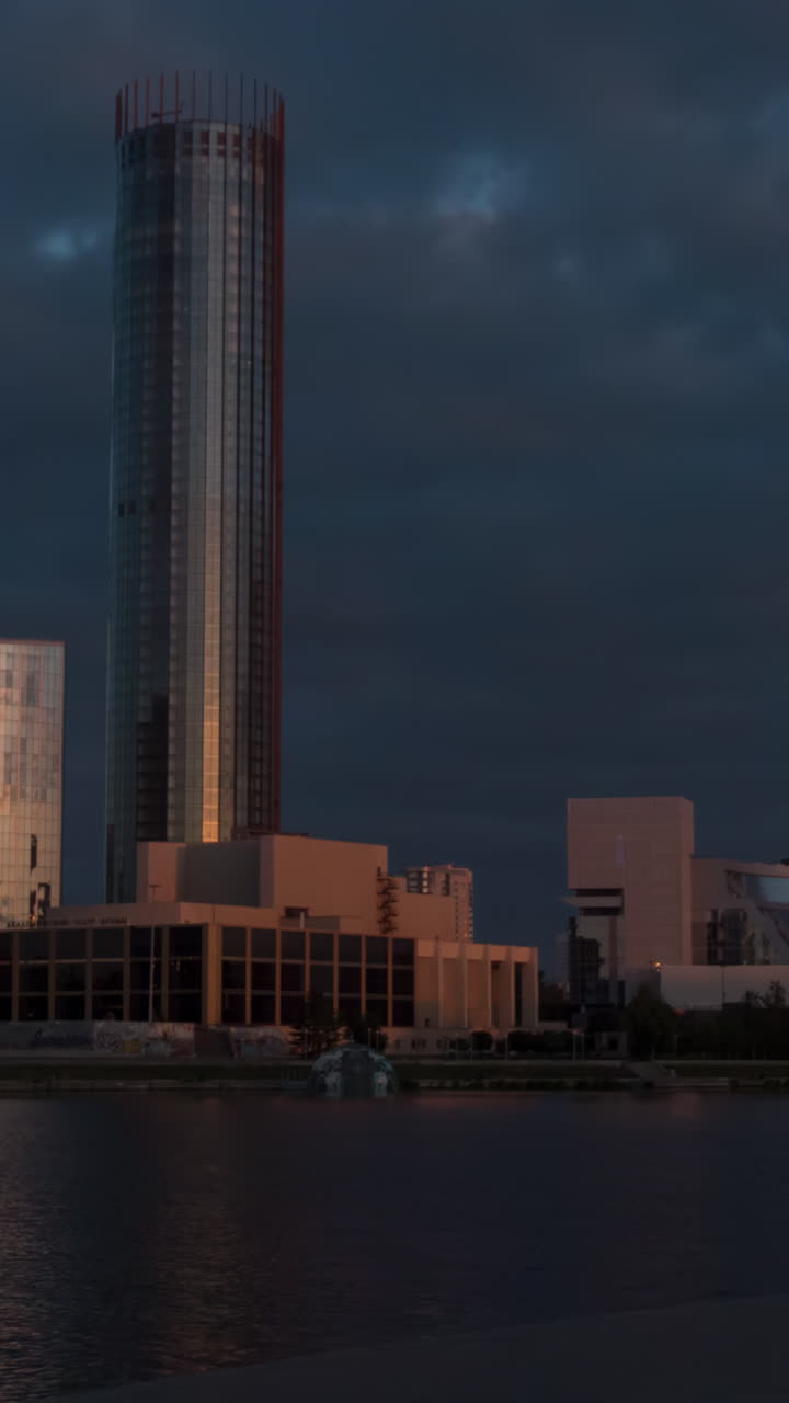 paisaje urbano con rascacielos al atardecer o al amanecer