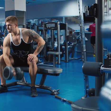 Un-Joven-Entrena-En-Un-Gimnasio-7