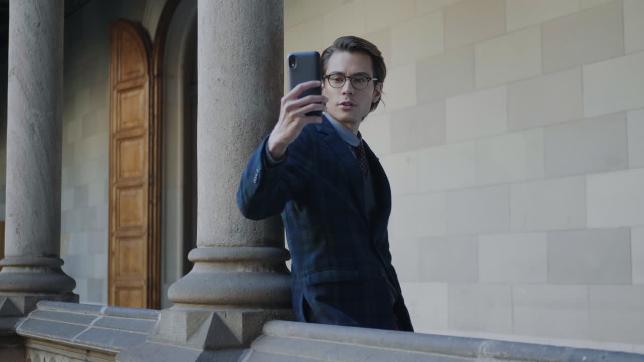 학생이 드폰으로 비디오 채팅을 하고 있습니다.