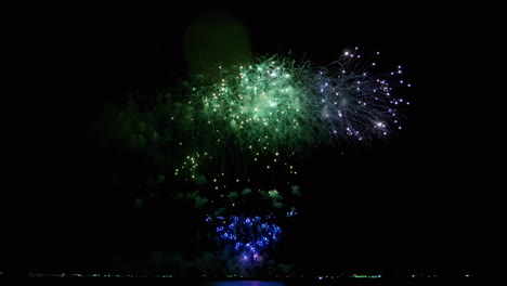 hermoso festival de fuegos artificiales cerca de la costa