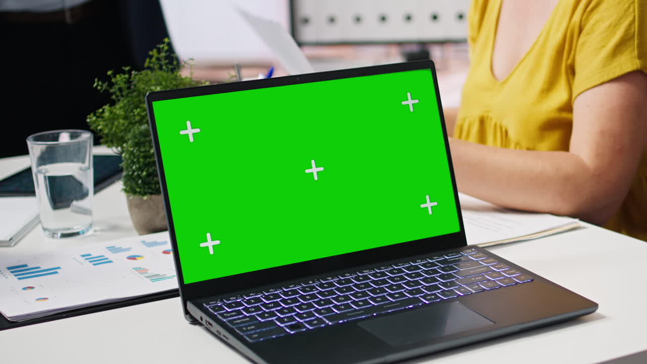 agente que utiliza el cuaderno de claves de chroma para mostrar a los clientes consejos de inversión