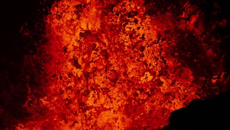 Extreme-Nahaufnahme-Geschmolzener-Lava,-Die-Aus-Dem-Aktiven-Vulkankrater-Explodiert