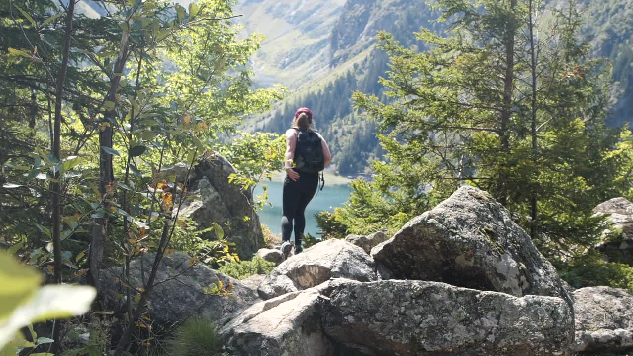 idílico plano general de una joven caucásica explorando el hermoso paisaje de francia