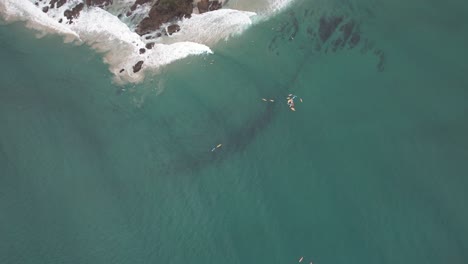 Vista-Aérea-Del-Paso:-Pintoresca-Playa-De-Arena-Con-Aguas-Turquesas-En-Byron-Bay,-Nueva-Gales-Del-Sur,-Australia.