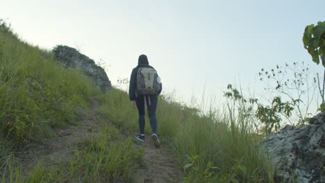 一名年轻女徒步旅行者在爬山的宽<unk>镜头