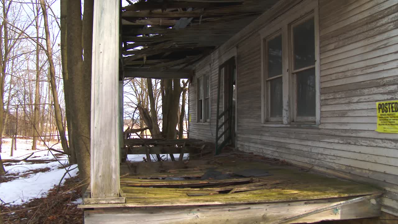 버려진 외로운 농가는 썩고 자란다 1