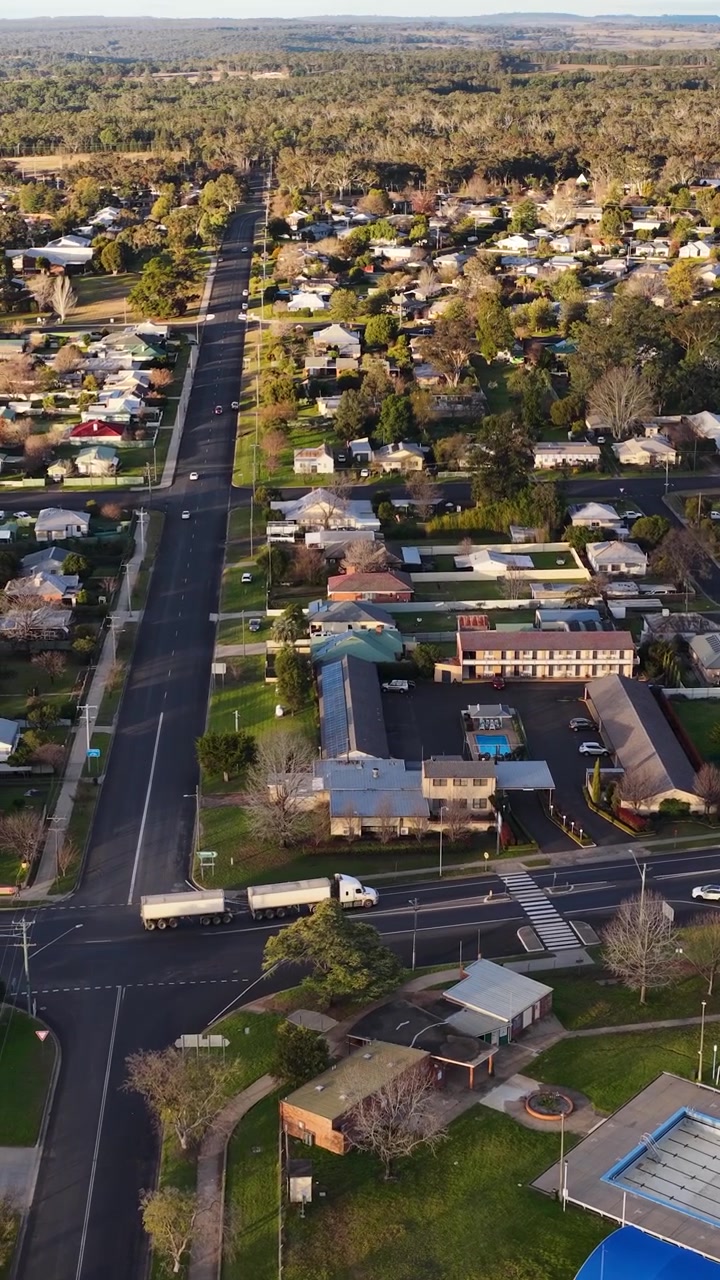 Ripresa aerea con drone su una tranquilla cittadina australiana con case e una piscina pubblica