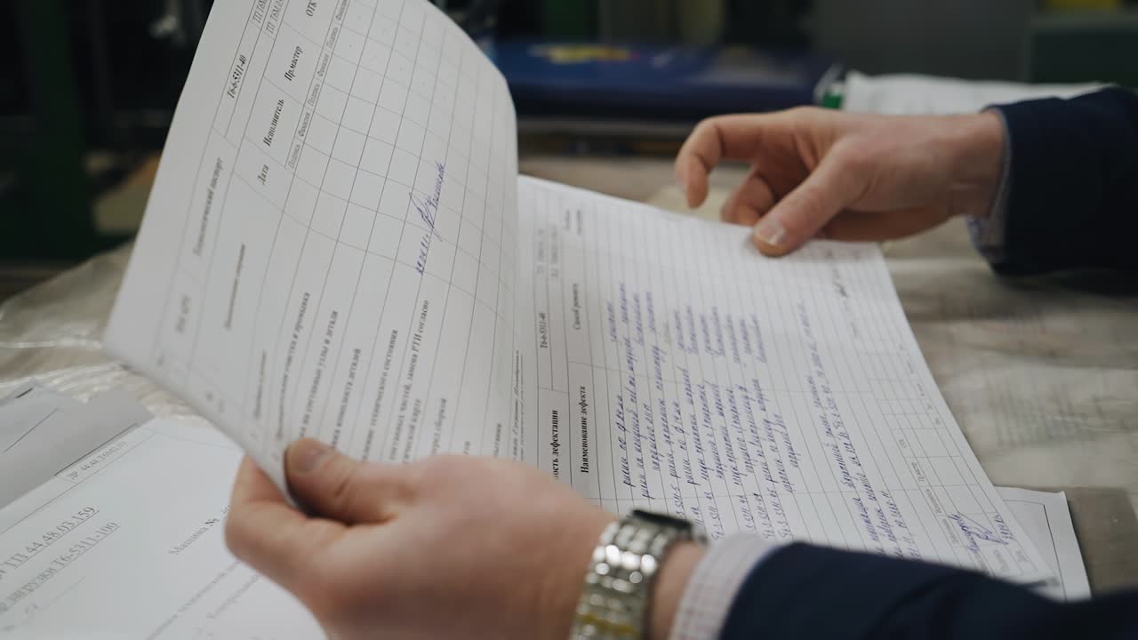 un trabajador de la empresa hojea los registros con documentación. fotografías de mano de primer plano