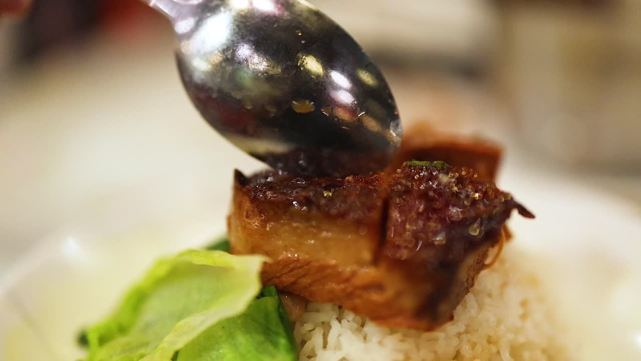 saboreando el delicioso cerdo dong po con arroz