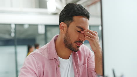 oficina de computadora, problema y hombre estrés sobre la aplicación