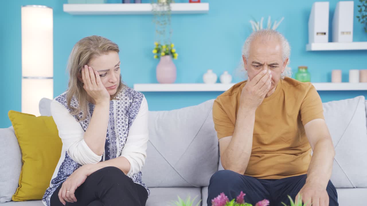 부부는 집에서 슬프고 불행합니다.