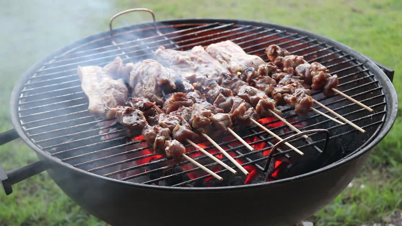 ⁇ 고기 스피버와 돼지고기 예비 갈비 ⁇ 를 목탄 bbq에 돌리는 것