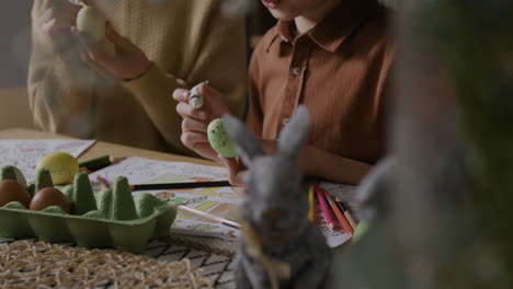 decoración de huevos de pascua en familia