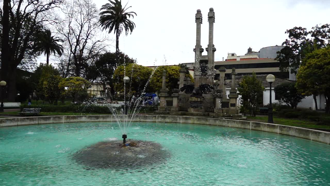 La fuente en los Jardines de Méndez Núñez. Cámara lenta. La Coruña. España