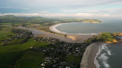 Bucht-Von-Huriawa-Historische-Stätte-An-Einem-Nebligen-Tag,-Meer,-Seen-Und-Berge