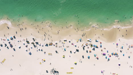 vista aérea de la playa llena de gente
