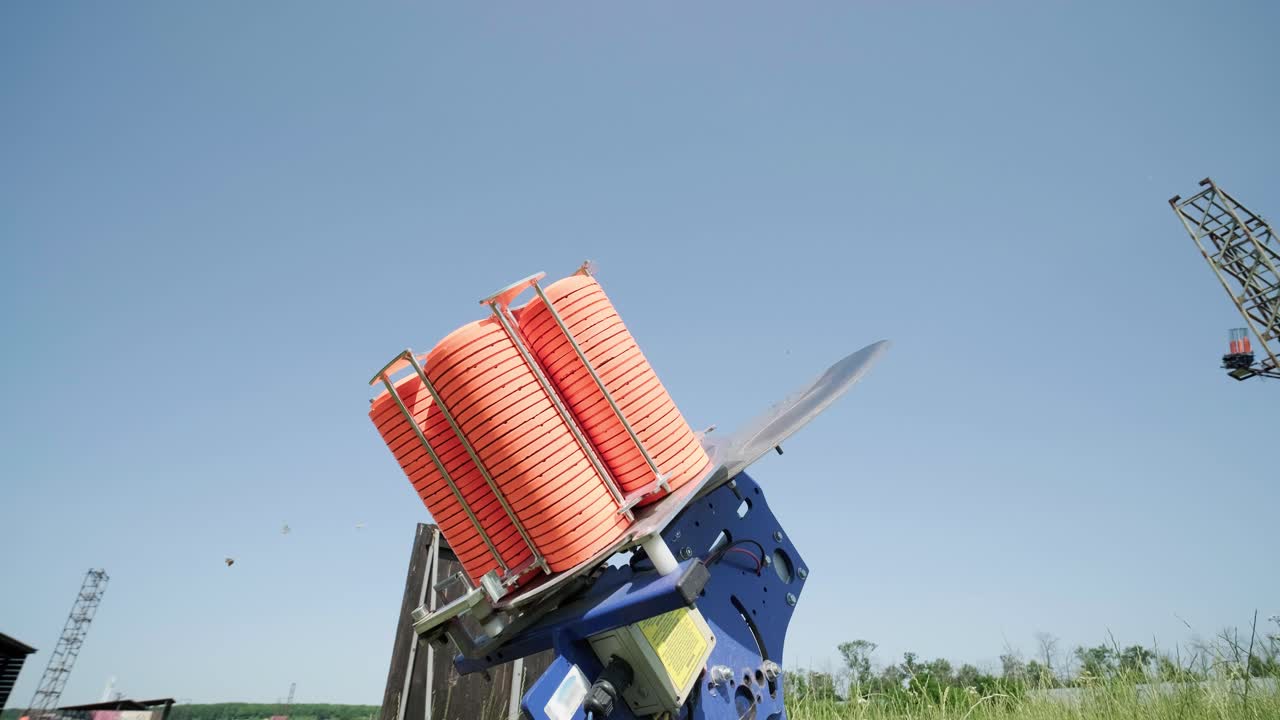 paloma de arcilla de movimiento lento desde el lado. tiro de banco en placas. tiro de banquillo v-log en platos. máquina automática para lanzar placas para disparar. máquina de lanzamiento para disparar en banquillo.