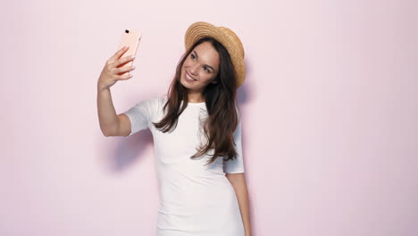 una mujer tomando una selfie.