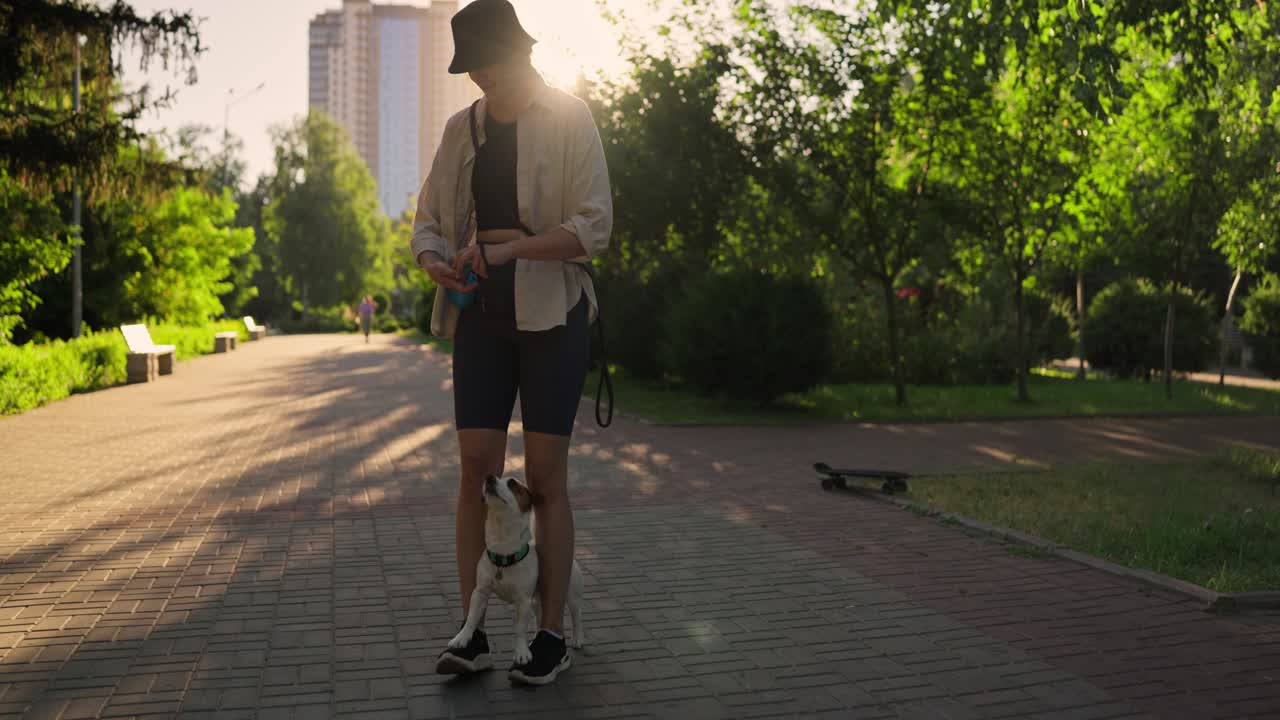 공원에서 잭 러셀 테리어를 산책시키는 여자