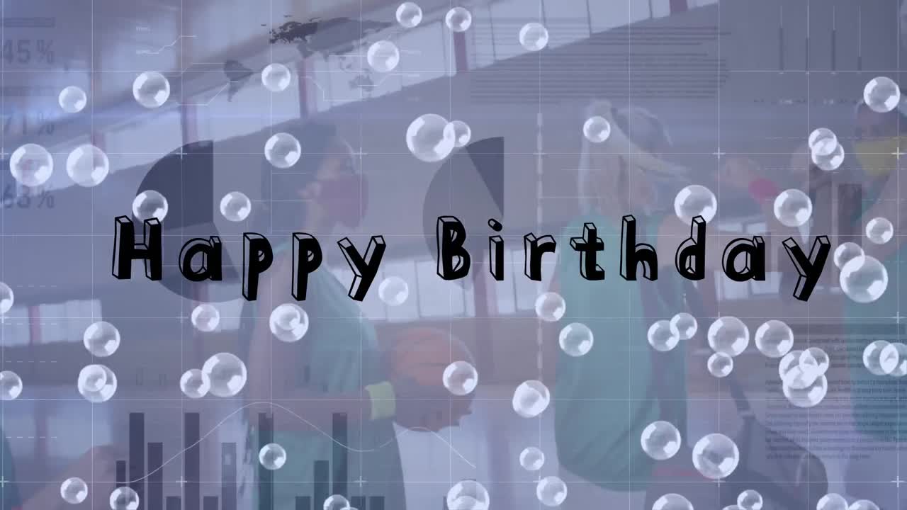 animación de feliz cumpleaños texto y burbujas sobre un grupo diverso de jugadores de baloncesto en el gimnasio