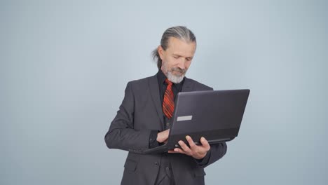 el hombre de negocios se relaja después de terminar su trabajo en la computadora portátil.