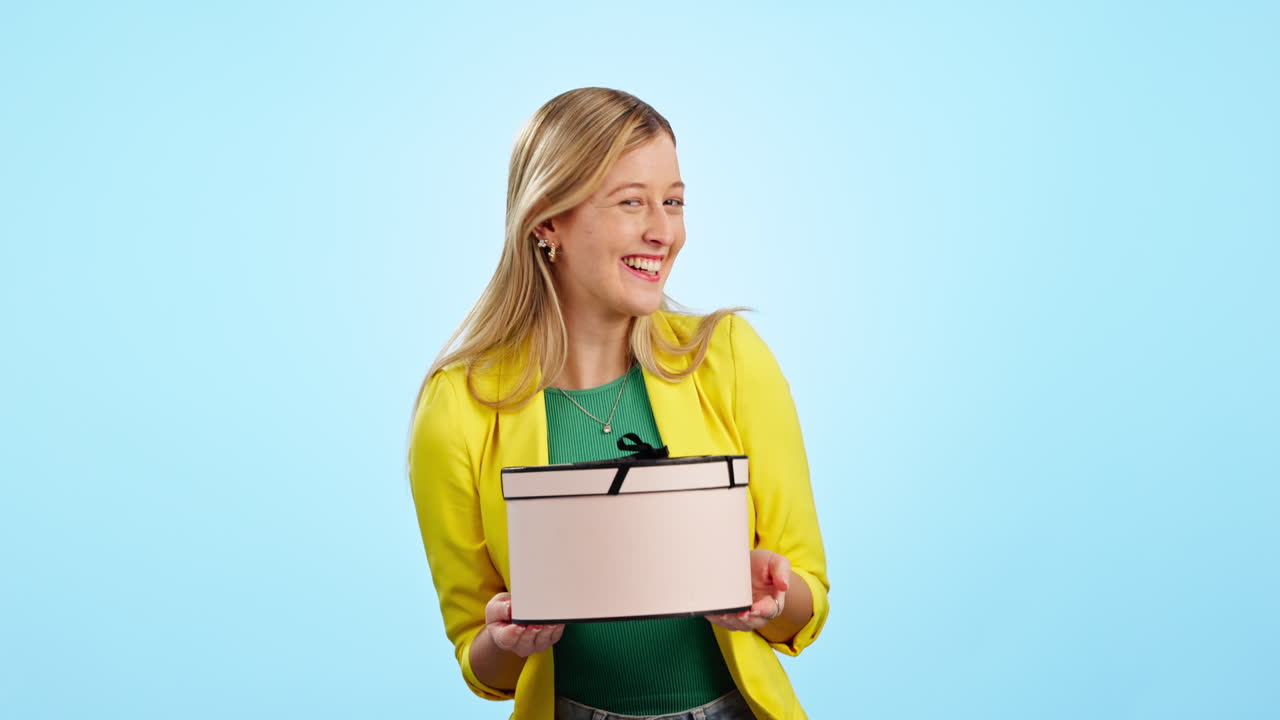 cumpleaños, emocionado y mujer con un regalo