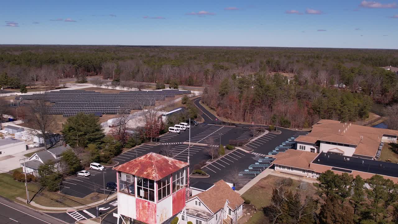 torre de observación de incendios revelada en descenso lento