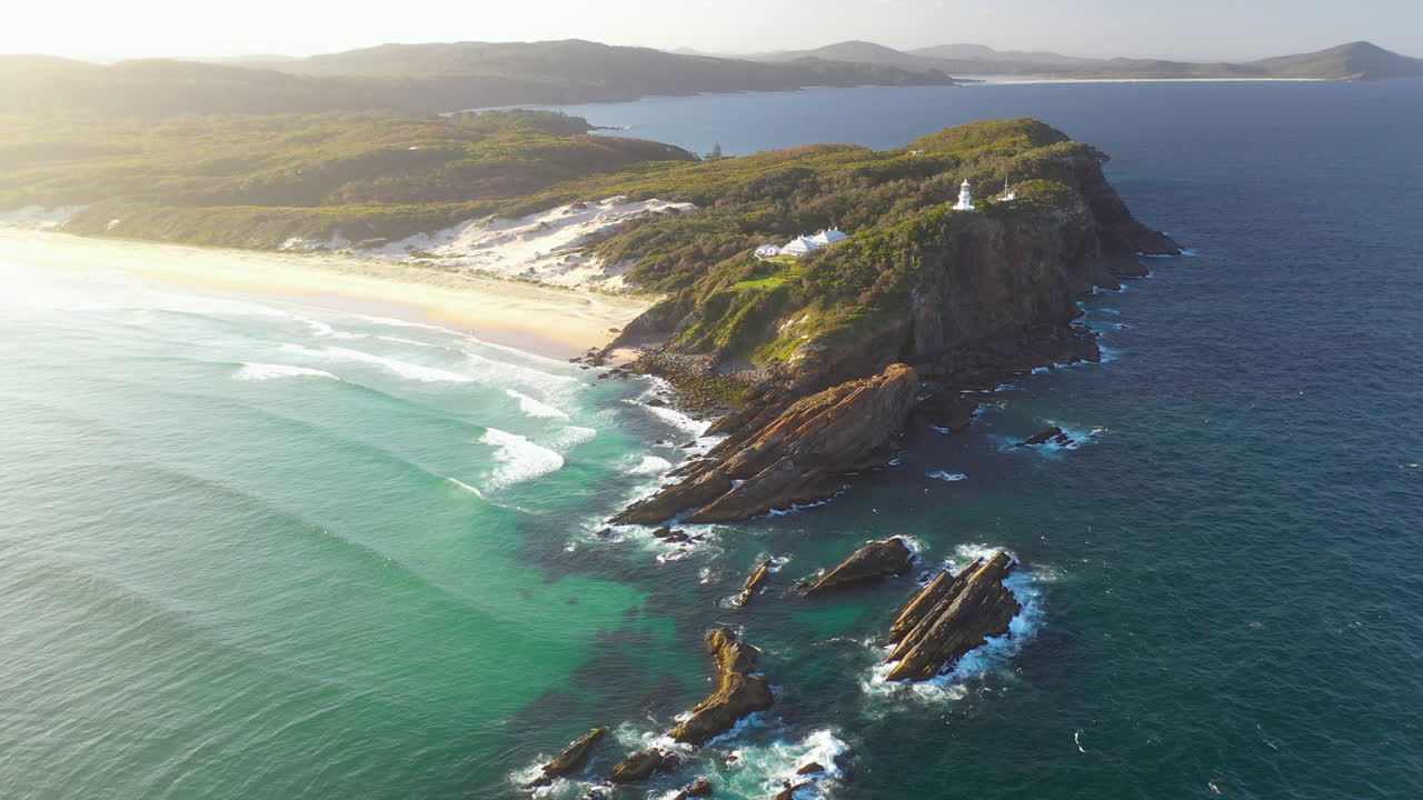 Promontorio roccioso sulla costa del Nuovo Galles del Sud, Australia, veduta aerea al tramonto