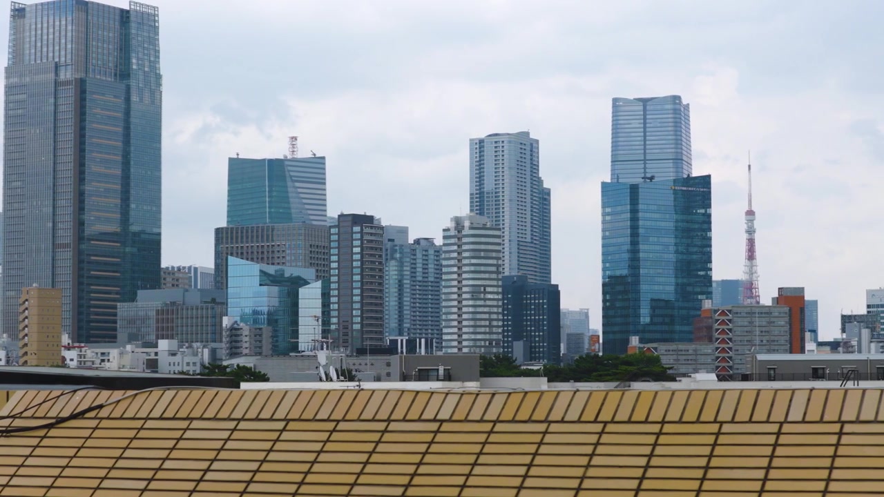 Horizonte Urbano de Tóquio, Edifícios e Nuvens no Verão do Japão