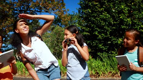 mujer y niños disfrutando en el parque