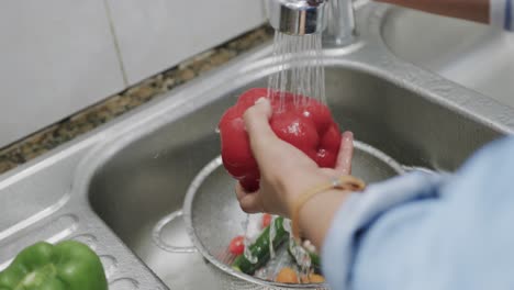 montaje de una mujer biracial feliz cocinando, relajándose y trabajando en casa, en cámara lenta.