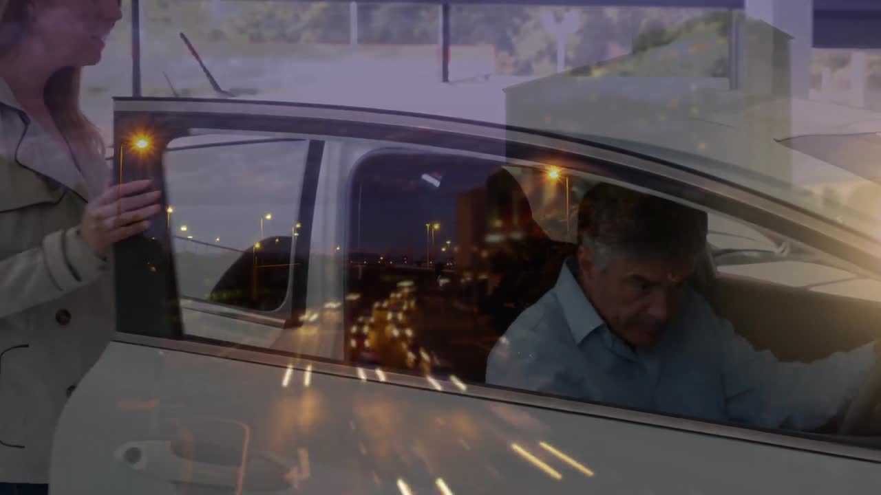 새로운 차를 시도하는 남성과 여성에 대한 도로 교통의 애니메이션