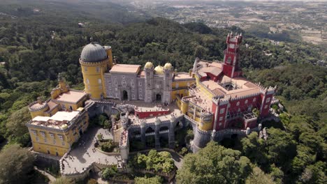 vista de pájaro del popular destino turístico pena palace en sintra portugal, toma aérea de dolly