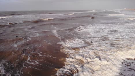 Rompiendo-Olas-Con-Gente-Nadando-Durante-La-Puesta-De-Sol-En-Katwijk-Aan-Zee,-Países-Bajos