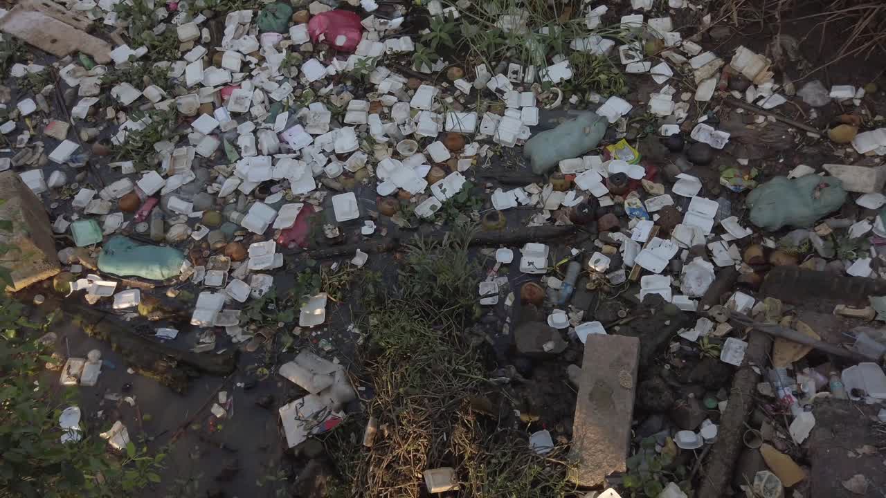 una sección muy contaminada de un importante río asiático