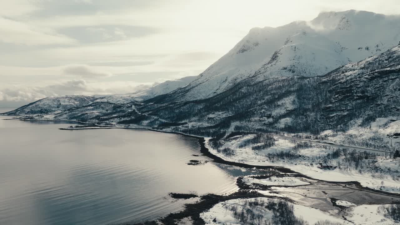 Snødekte fjell og rolig fjord om vinteren fra Lødingen i Nordland, Norge. - luftfoto
