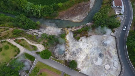 Active-vulcanic-geysers-and-grounds-are-used-by-restaurants-to-cook-their-food