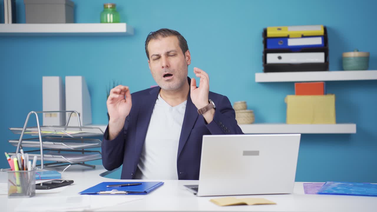 목에 통증이 있는 사업가