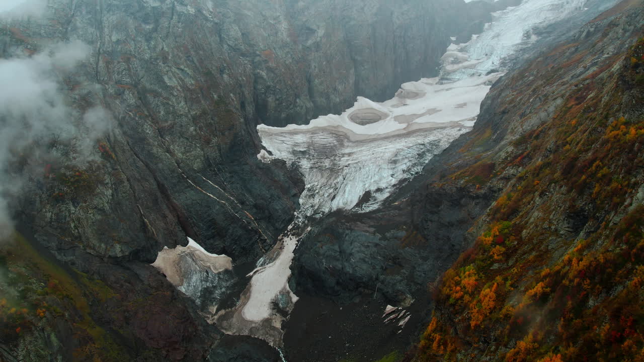 Paesaggio montano autunnale con ghiacciaio