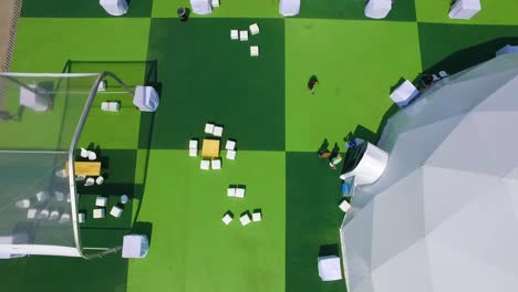 vista aérea de un campo con carpas y gente