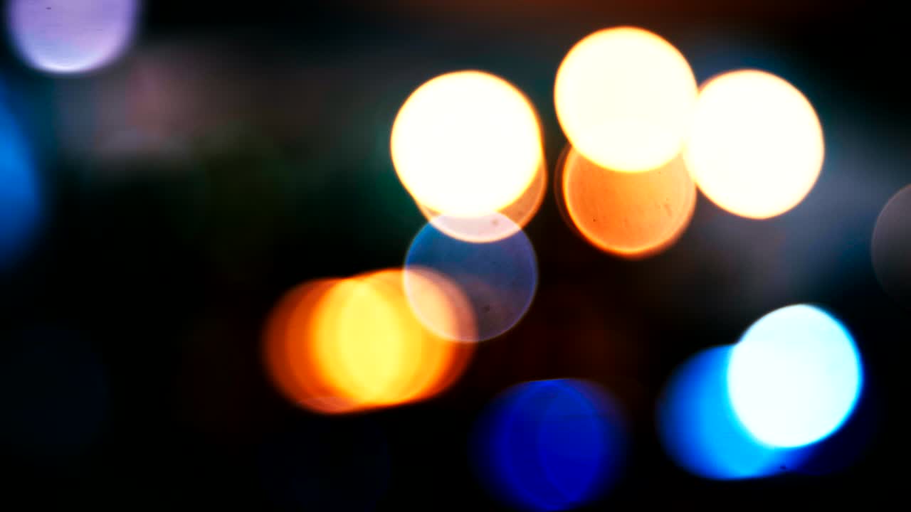el bokeh desfocado de la iluminación.