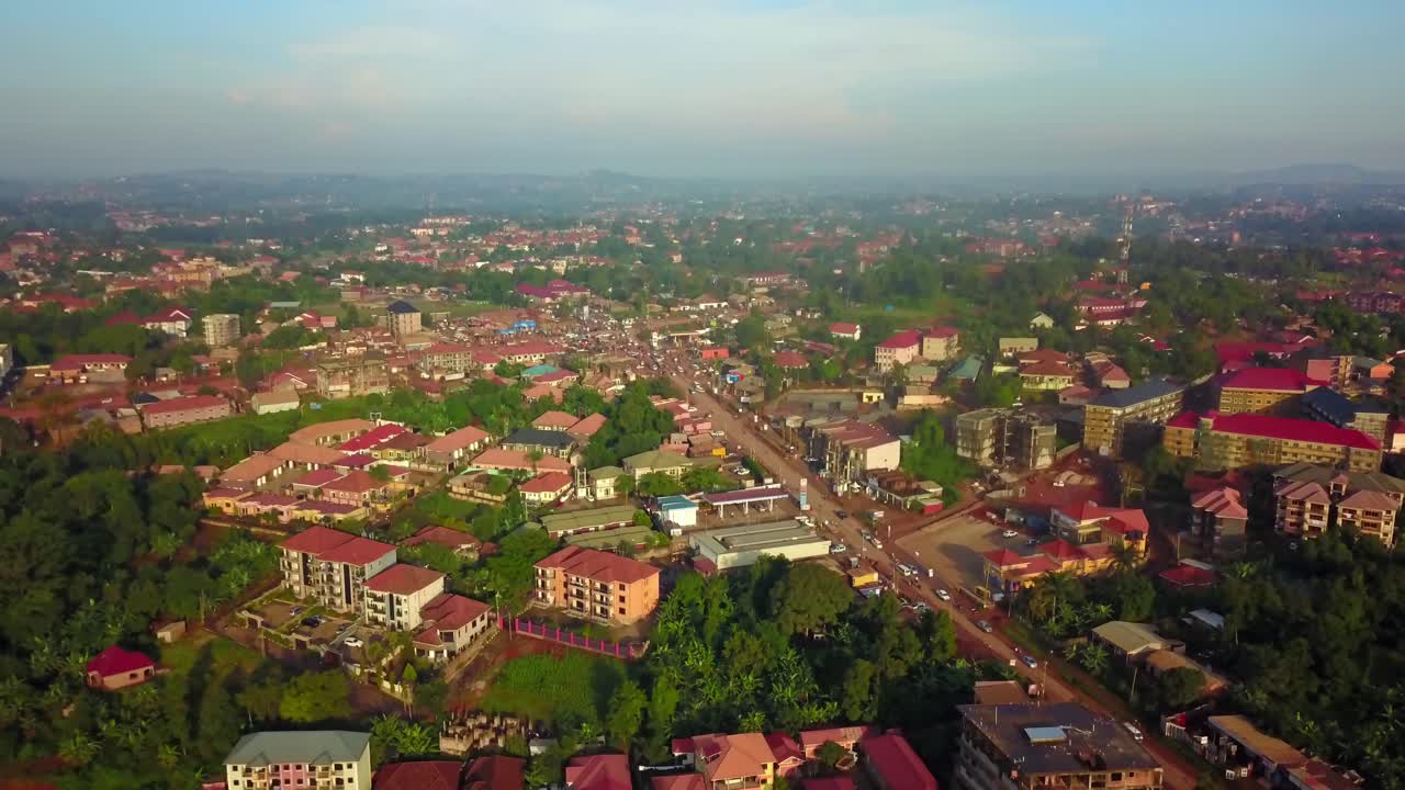 vista aérea del barrio de namuwongo en la ciudad de kampala, uganda