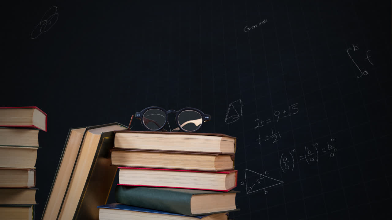 occhiali su una pila di libri e equazioni matematiche con figure