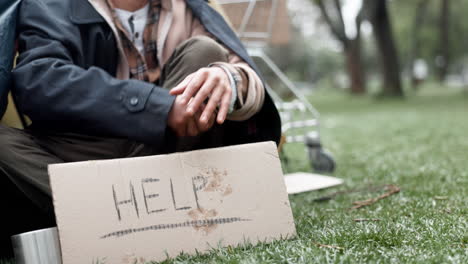 hombre sin hogar buscando ayuda en el parque