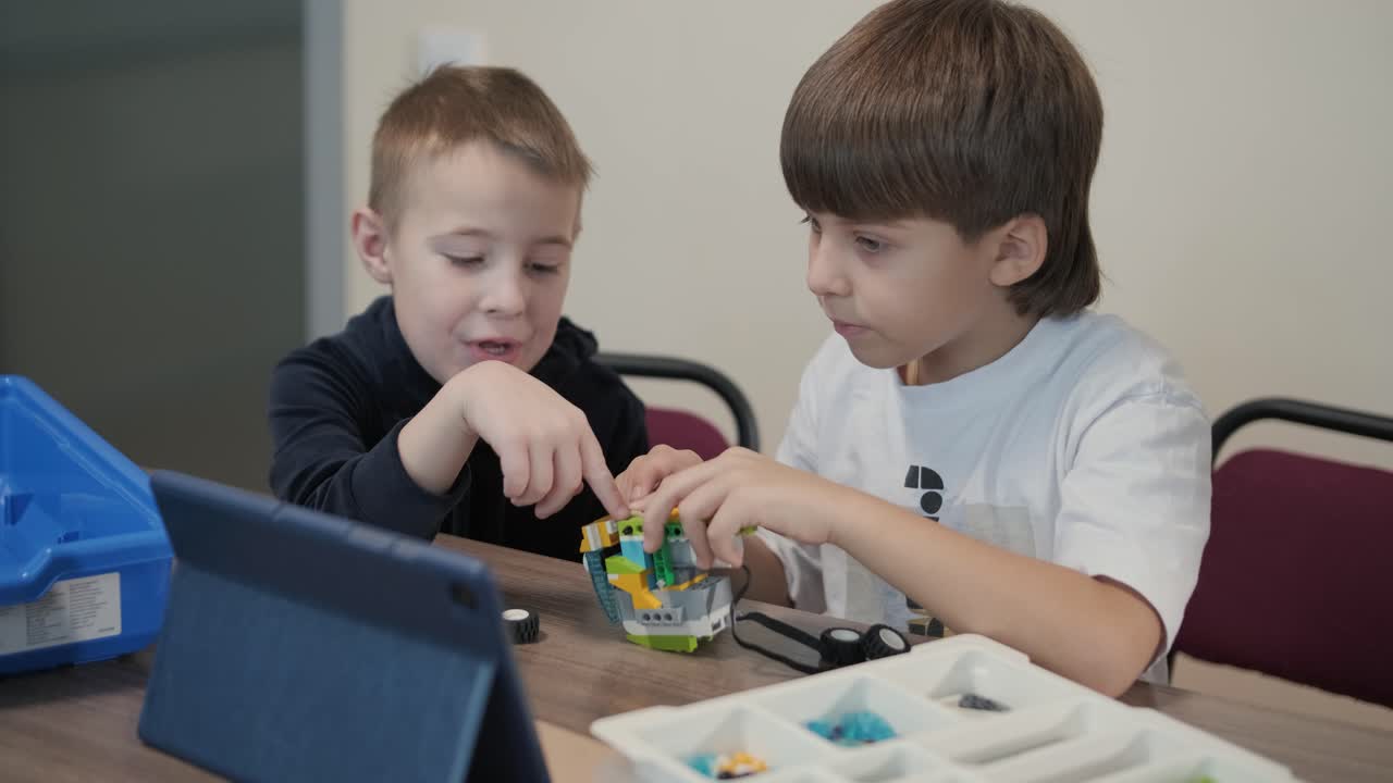 niños sonrientes y felices divirtiéndose en el taller