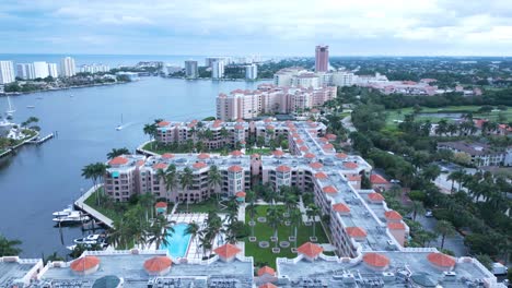 Vista-Aérea-Del-Resort-Boca-Raton-Y-El-Moderno-Complejo-De-Condominios-Frente-Al-Lago-Con-Edificios-Frente-Al-Mar-En-Segundo-Plano