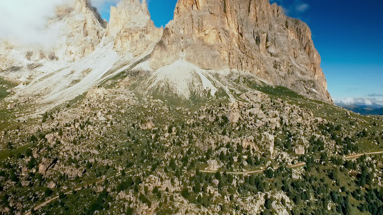 Ripresa aerea del campo di massi chiamato Città dei Sassi o Città di pietra, ai piedi della cima del Sassolungo - Langkofel nelle Dolomiti italiane.