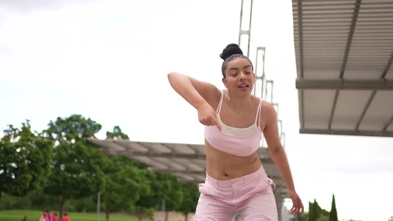 mujer bailando al aire libre